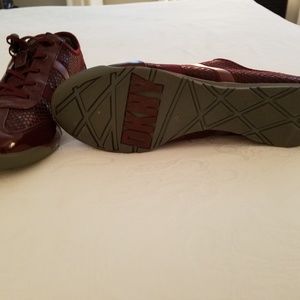 DKNY Shoes - DKNY tennis shoes sz 7.5 DKNY Shoes - DKNY tennis shoes sz 7.5